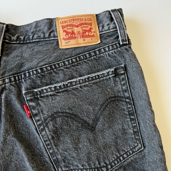 Levis 501 Womens Original Washed Out Black Distressed Cut Off Shorts Size 32 - Picture 6 of 8